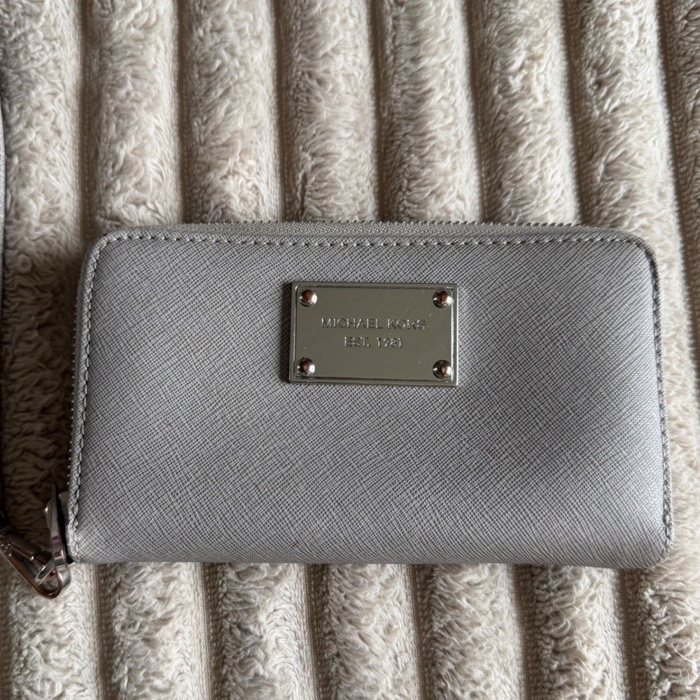 Michael Kors Jet Set Grey Saffiano Leather Zip Around Wallet Silver